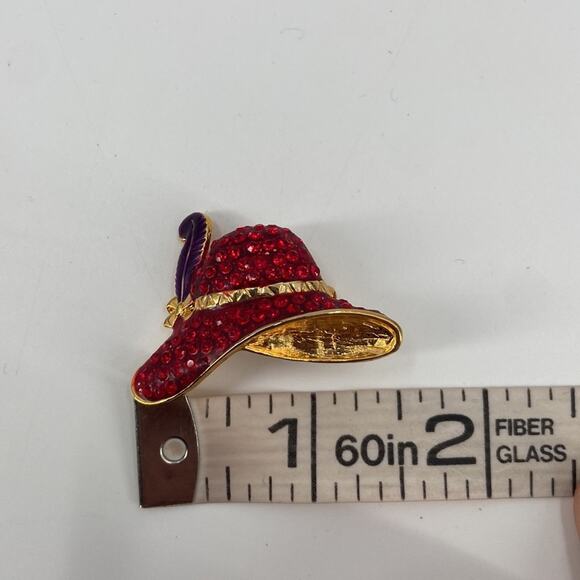 Red hatter gem encrusted pin - Picture 4 of 4